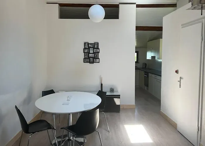 La Petit Frontiere Apartment *